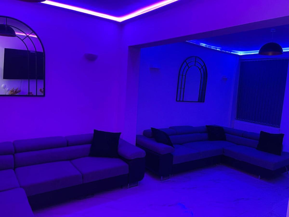 Short Stopzzz & Indoor Hot Tub Manchester Buitenkant foto